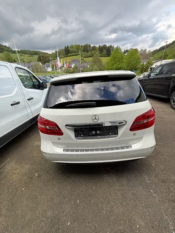 Gebraucht Mercedes B180 122 PS (89 kW) 2012 Weiß Kleinwagen