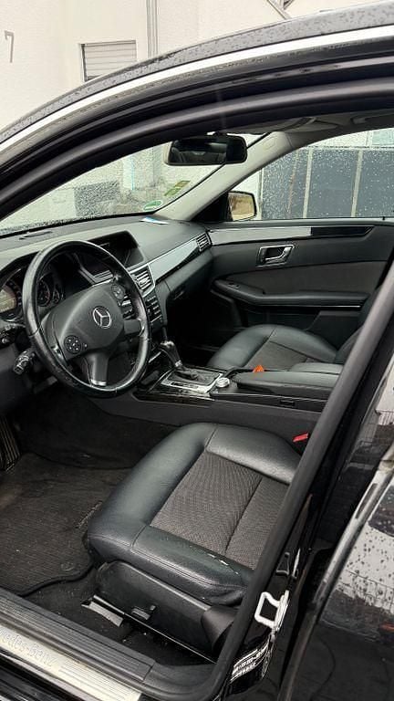 Gebraucht Mercedes E250 Avantgarde 204 PS (150 kW) 2010 Schwarz Limousine