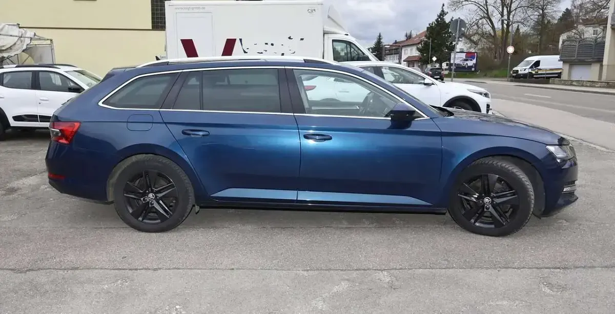 Gebraucht Skoda Superb 200 PS (147 kW) 2023 Lavablau metallic Kombi