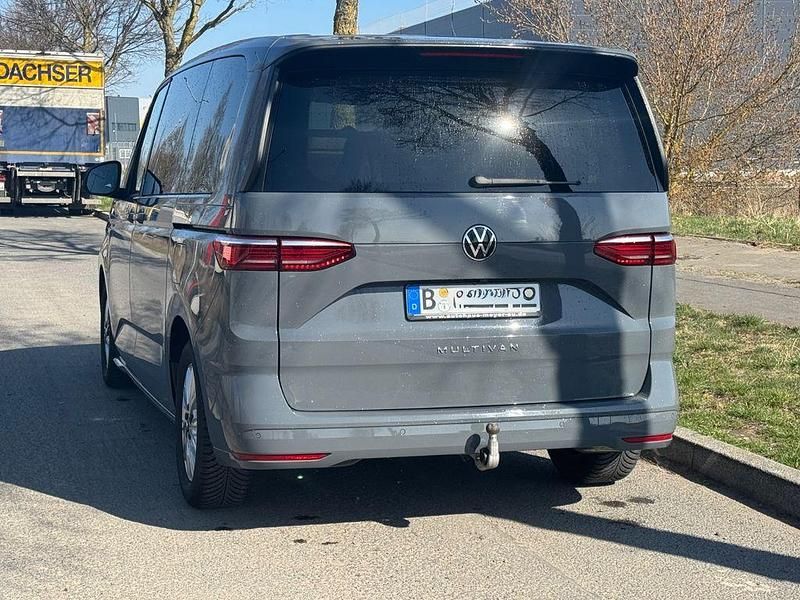 Gebraucht VW Multivan Life 136 PS (100 kW) 2022 Grau Van