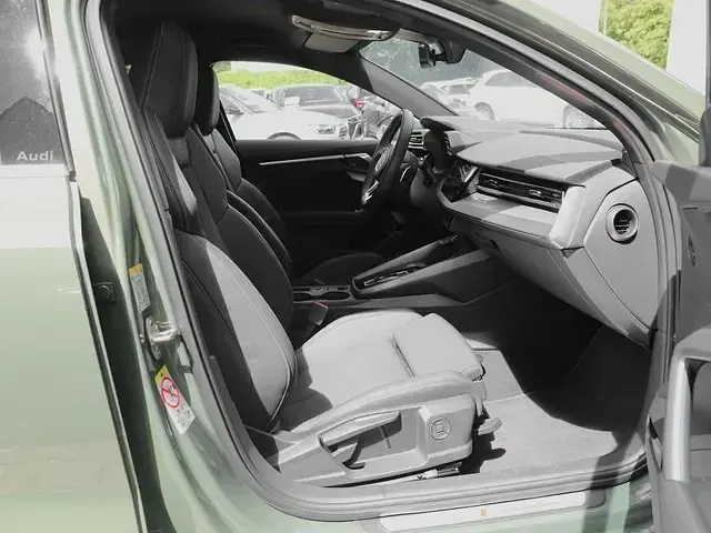 Gebraucht Audi A3 e-tron Ambiente 204 PS (150 kW) 2025 Distriktgrün metallic Kleinwagen