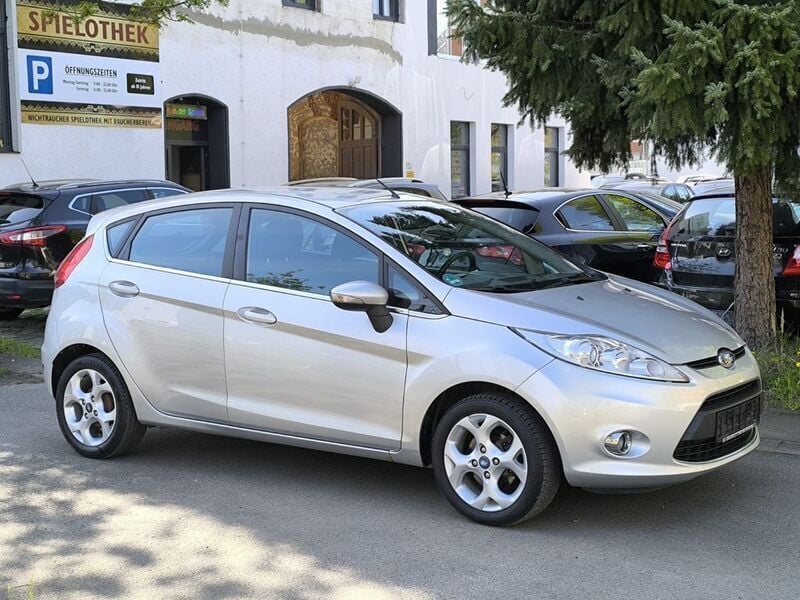 Gebraucht Ford Fiesta Titanium 82 PS (60 kW) 2010 Silber Kleinwagen