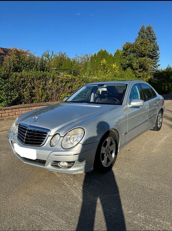 Silber Gebraucht 2007 Mercedes E220 Avantgarde Limousine | 4.490 € (Guter Preis) - Bild 1/4