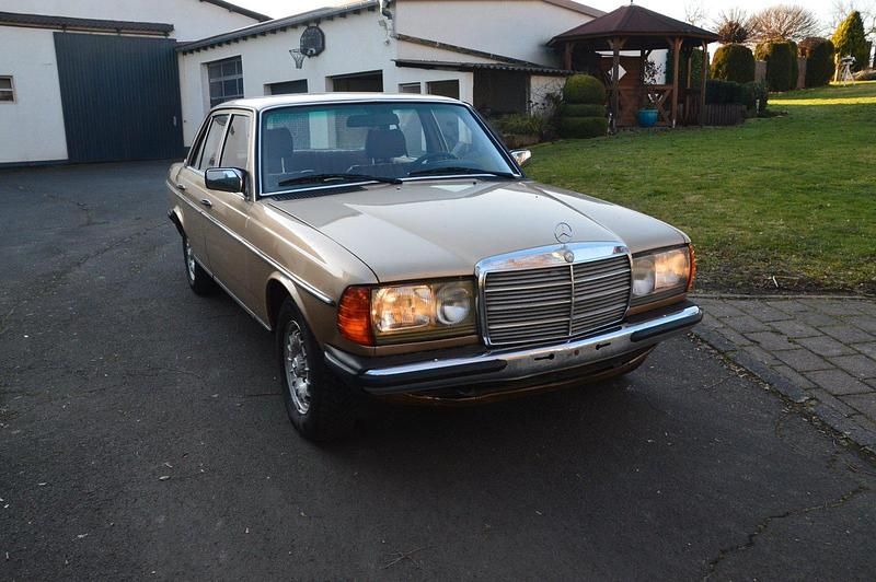 Gebraucht Mercedes E300 80 PS (58 kW) 1982 Gold Limousine