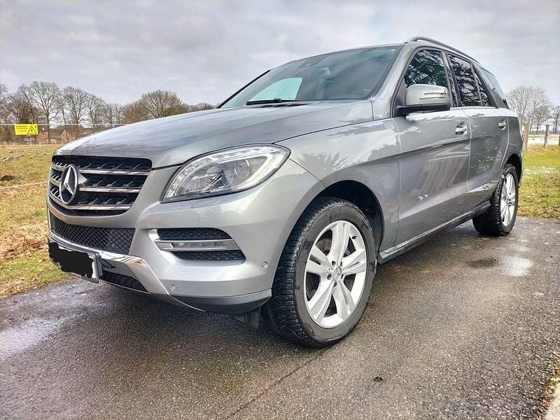 Silber Gebraucht 2013 Mercedes ML350 SUV | 18.950 € (Fairer Preis) - Bild 1/4
