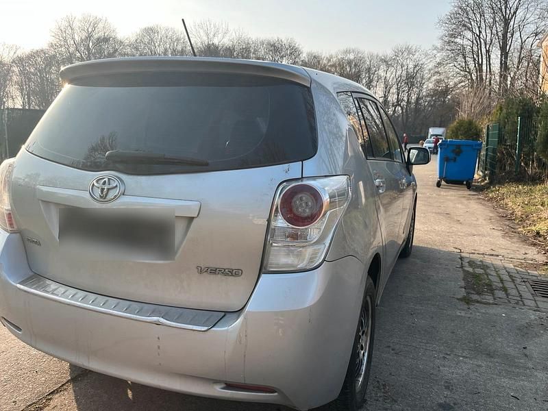 Gebraucht Toyota Verso 147 PS (108 kW) 2009 Silber Van / Kleinbus