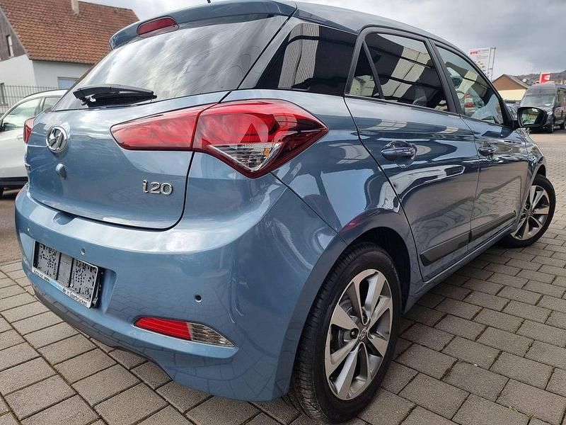 Gebraucht Hyundai i20 90 PS (66 kW) 2017 Blau Limousine