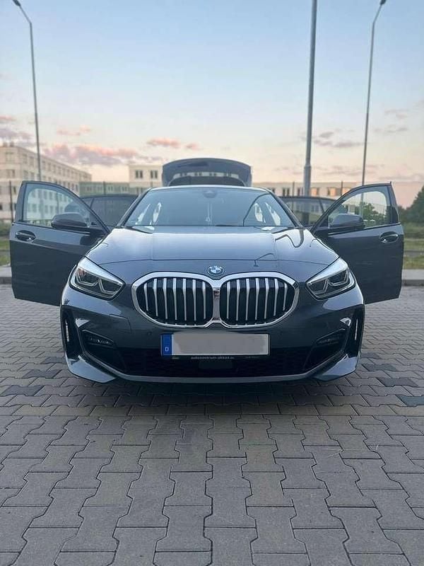 Grau Gebraucht 2019 BMW 118 M Sport Kleinwagen | 22.000 € (Etwas zu teuer) - Bild 1/4