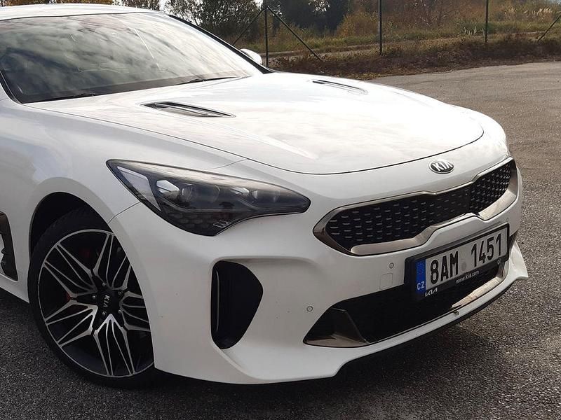 Weiß Gebraucht 2021 Kia Stinger Kleinwagen | 31.700 € (Etwas zu teuer) - Bild 1/4