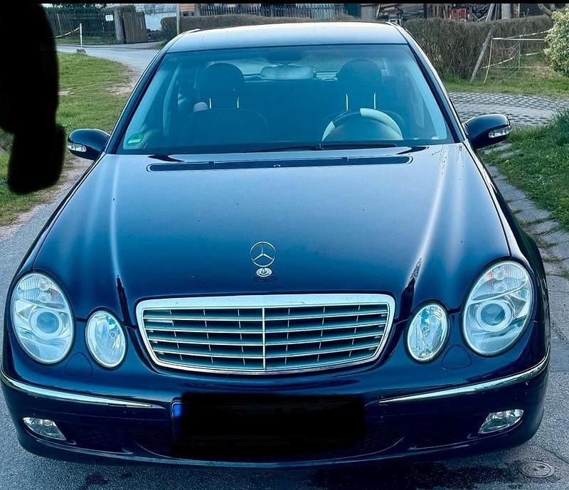 Blau Gebraucht 2002 Mercedes E240 Limousine | 2.900 € (Guter Preis) - Bild 1/4