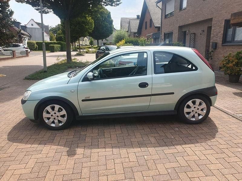 Grün Gebraucht 2001 Opel Corsa Sport Limousine | 1.150 € (Superpreis) - Bild 1/4