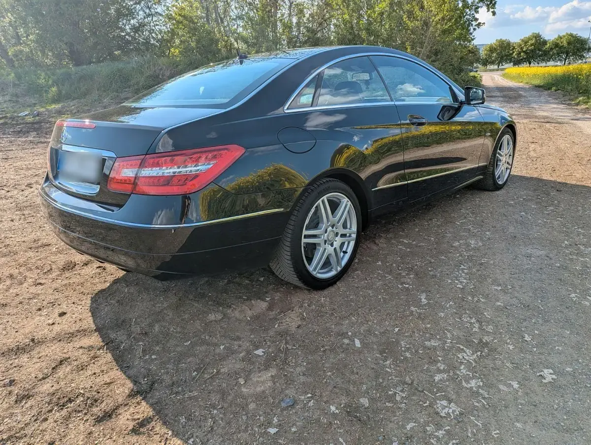 Gebraucht Mercedes E200 Avantgarde 184 PS (135 kW) 2010 Schwarz Coupé