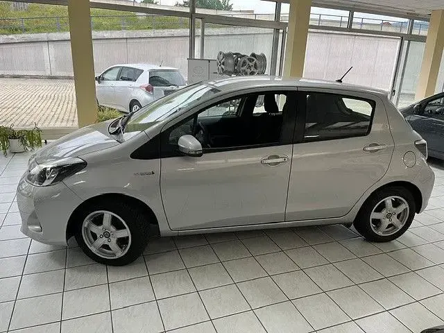 Gebraucht Toyota Yaris Hybrid Life 101 PS (74 kW) 2014 Silber Limousine