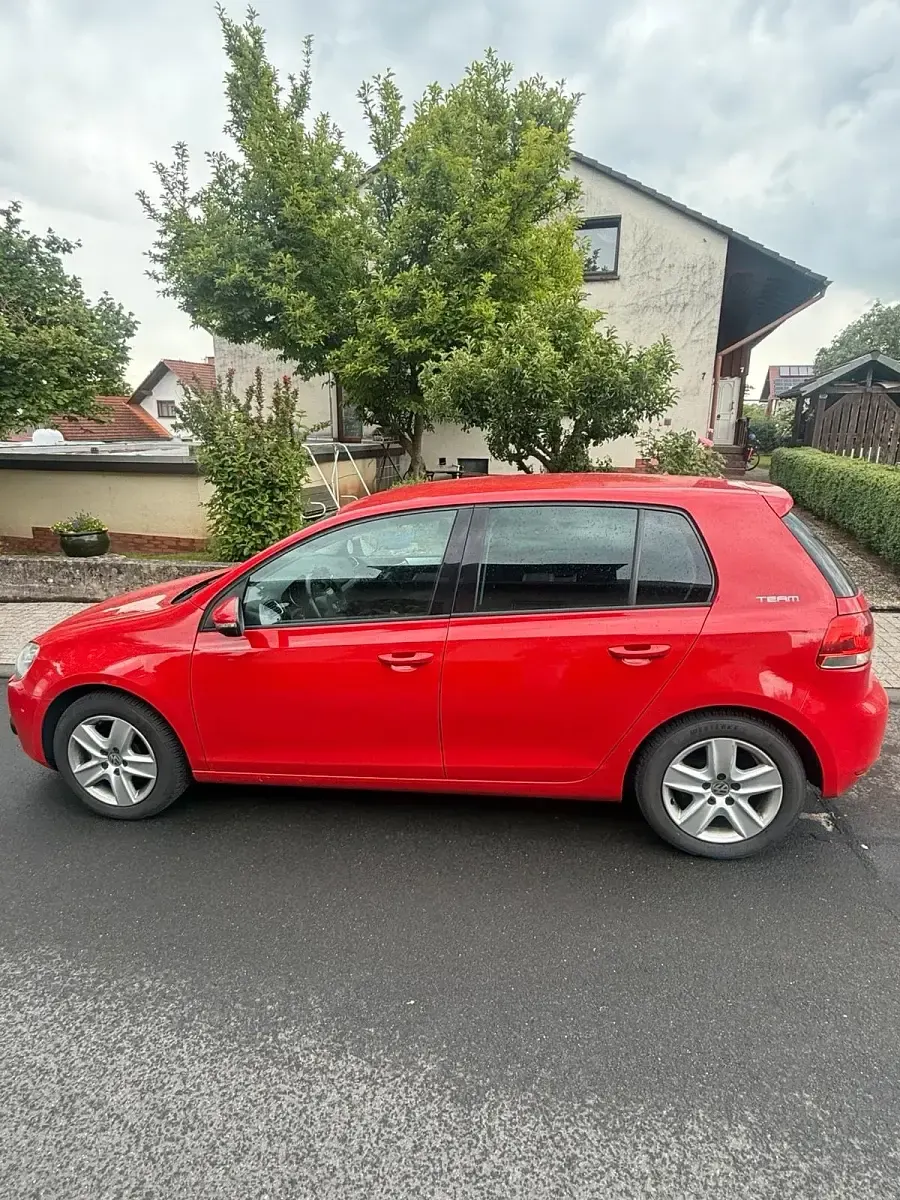 Gebraucht VW Golf VI 105 PS (77 kW) 2011 Rot Kleinwagen