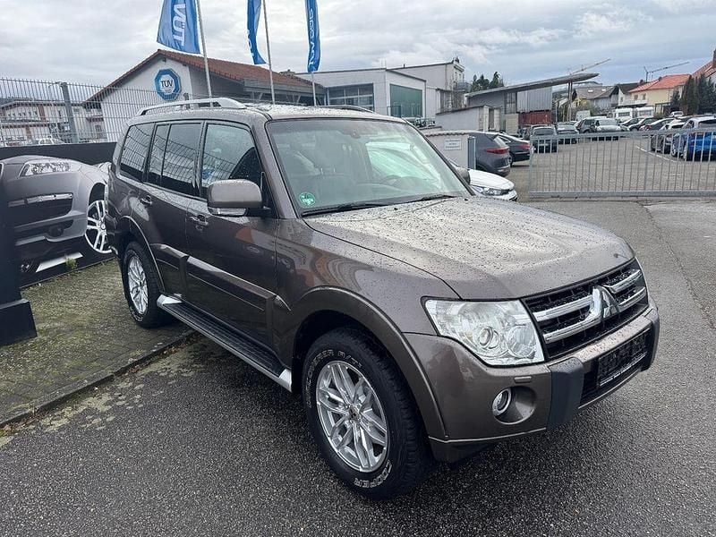 Greyish brown Gebraucht 2011 Mitsubishi Pajero Instyle SUV | 11.990 € (Guter Preis) - Bild 1/4