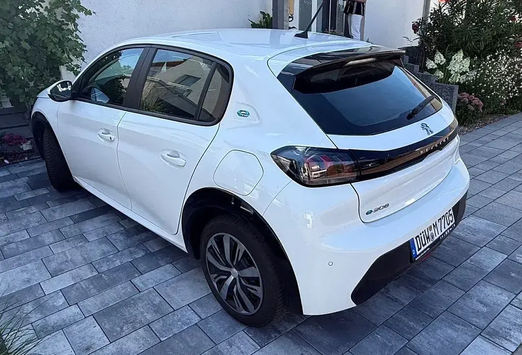 Gebraucht Peugeot e-208 Active 100 kW (136 PS) 2020 Weiß Kleinwagen