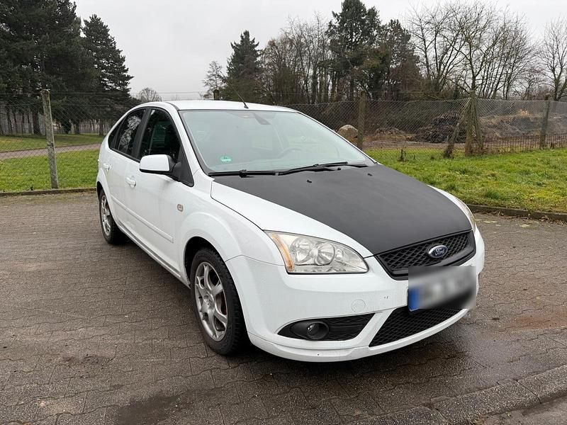 Weiß Gebraucht 2007 Ford Focus Limousine | 2.900 € (Etwas zu teuer) - Bild 1/4