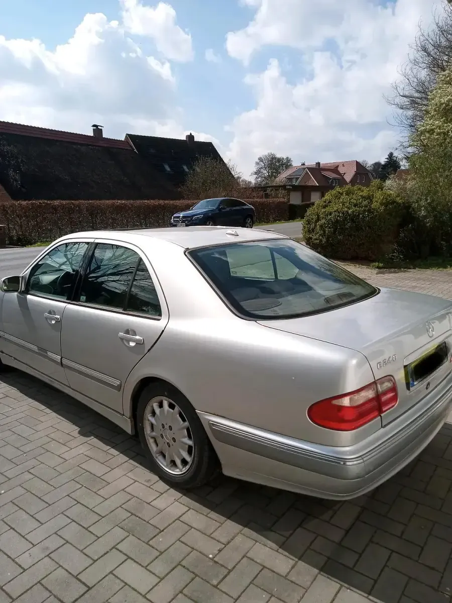 Gebraucht Mercedes E240 Elegance 170 PS (125 kW) 2001 Silber Limousine