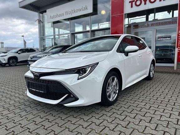 Schneeweiß Gebraucht 2021 Toyota Corolla Team Limousine | 17.780 € (Fairer Preis) - Bild 1/4