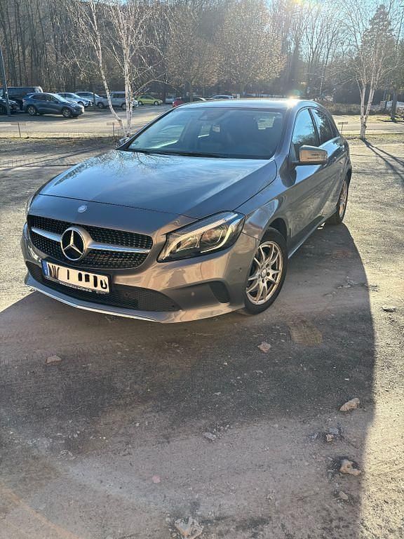 Grau Gebraucht 2016 Mercedes A200 Edition Limousine | 17.300 € (Fairer Preis) - Bild 1/4