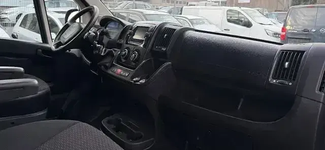 Używany Peugeot Boxer 120 KM (88 kW) 2021 Szary Van