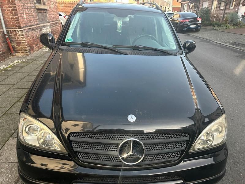 Schwarz Gebraucht 2001 Mercedes ML320 SUV | 3.890 € - Bild 1/4