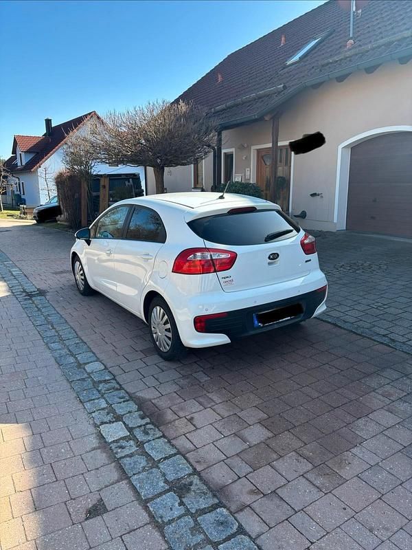 Gebraucht Kia Rio 109 PS (80 kW) 2016 Weiß Kleinwagen
