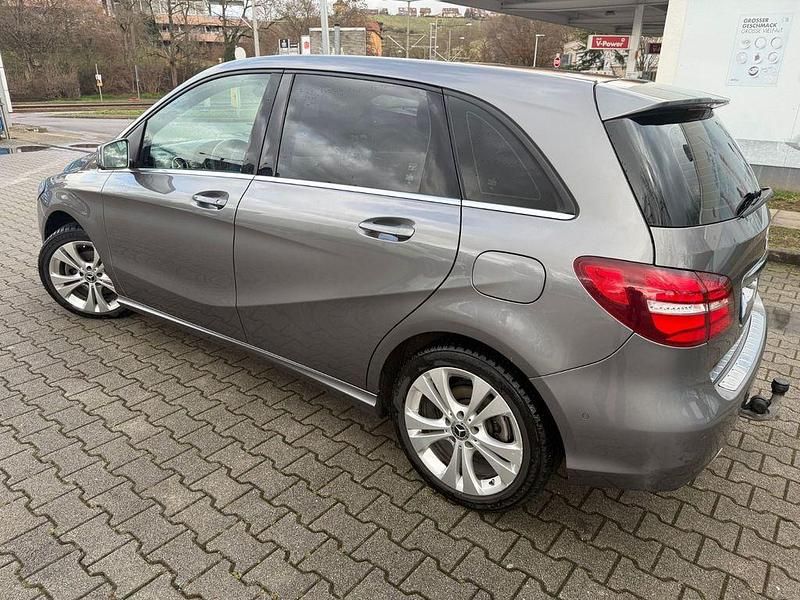 Gebraucht Mercedes B180 122 PS (89 kW) 2017 Grau Van / Kleinbus