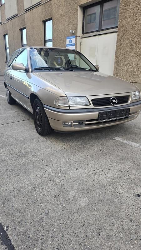 Andere farben Gebraucht 1996 Opel Astra Kleinwagen | 1.300 € - Bild 1/4