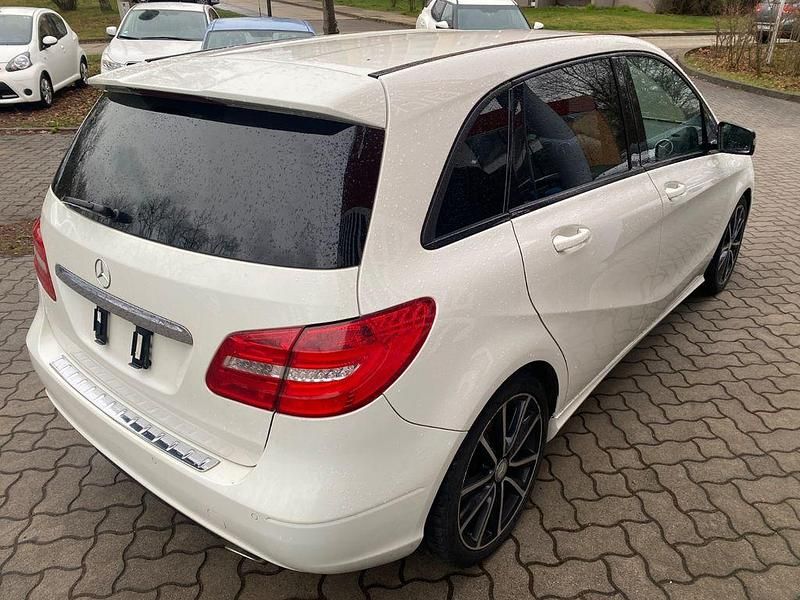 Gebraucht Mercedes B180 AMG Edition 1 122 PS (89 kW) 2013 Weiß Kleinwagen