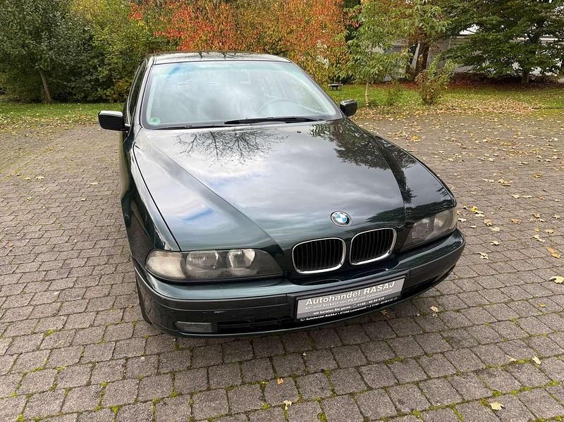 Dunkel grün Gebraucht 2000 BMW 520 Limousine | 5.990 € (Teuer) - Bild 1/4