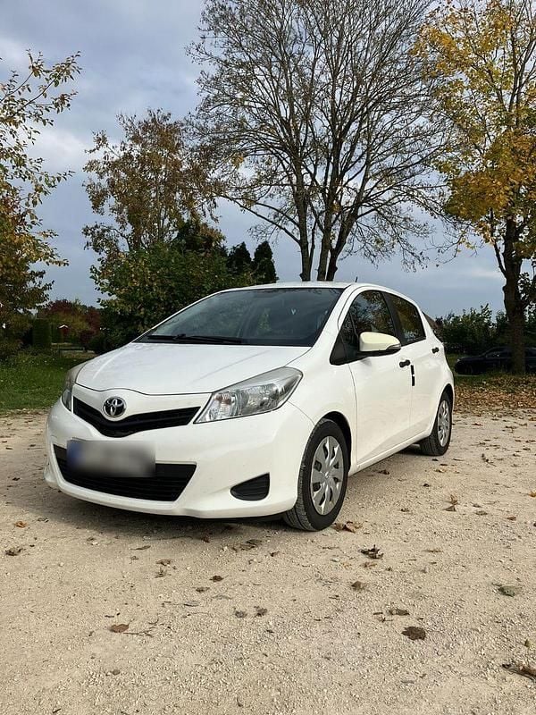 Weiß Gebraucht 2012 Toyota Yaris Kleinwagen | 3.850 € (Superpreis) - Bild 1/4