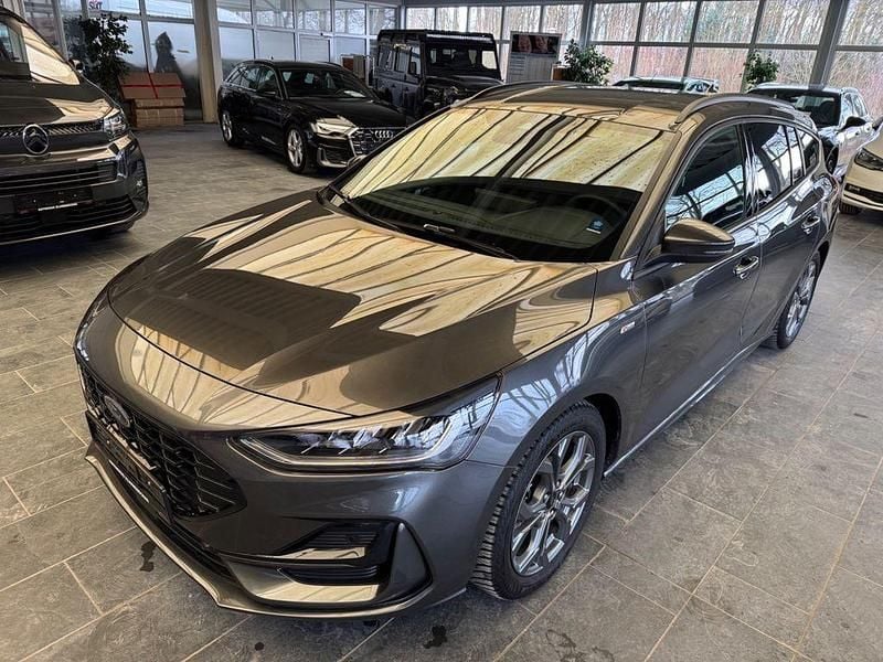 Grau Gebraucht 2024 Ford Focus ST-Line X Limousine | 21.000 € (Superpreis) - Bild 1/4