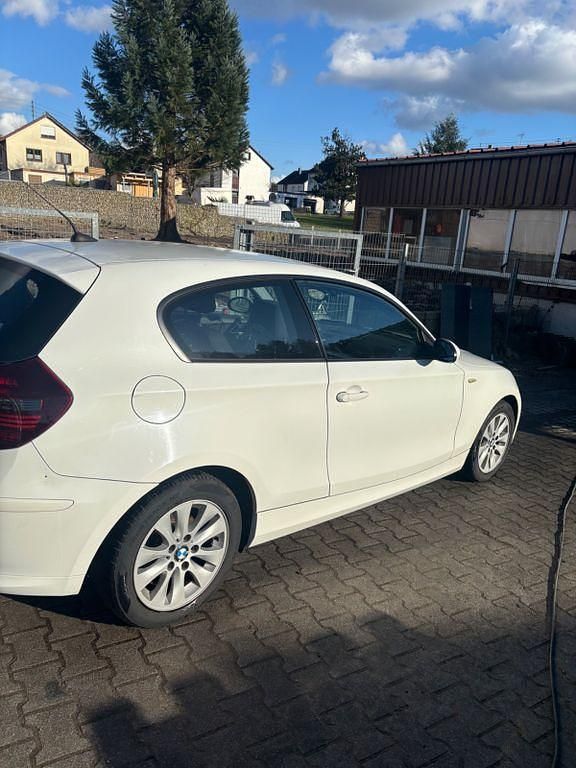 Gebraucht BMW 116 122 PS (89 kW) 2008 Weiß Kleinwagen