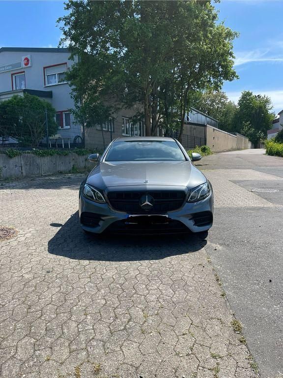 Grau Gebraucht 2017 Mercedes E220 AMG line Limousine | 23.000 € (Fairer Preis) - Bild 1/4