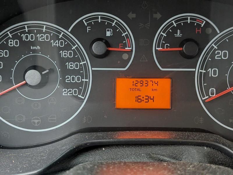 Weiß Gebraucht 2011 Fiat Punto Kleinwagen | 2.500 € (Fairer Preis) - Bild 1/4