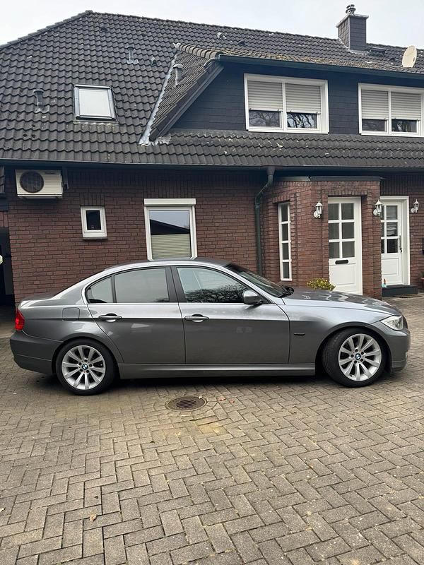 Gebraucht BMW 318 143 PS (105 kW) 2010 Grau Limousine