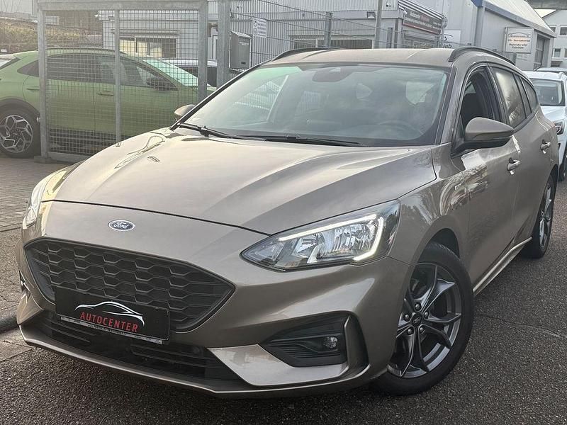 Silber Gebraucht 2019 Ford Focus ST-Line Limousine | 12.900 € (Etwas zu teuer) - Bild 1/4
