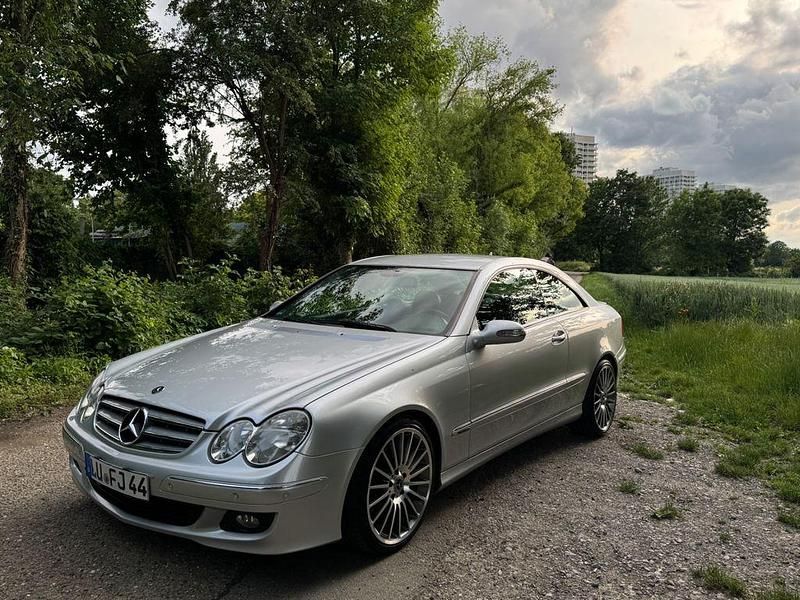 Silber Gebraucht 2008 Mercedes CLK220 Elegance Coupé | 8.900 € (Teuer) - Bild 1/4