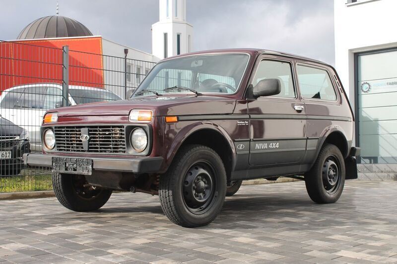 Second-hand Lada niva 83 CP (61 kW) 2010 Roșu SUV