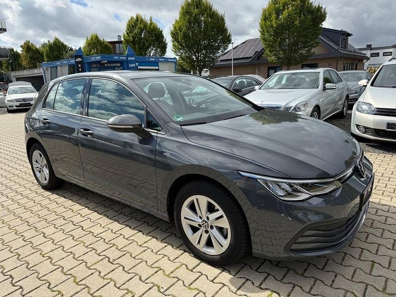 Grau Gebraucht 2022 VW Golf VIII Life Limousine | 18.790 € (Superpreis) - Bild 1/4