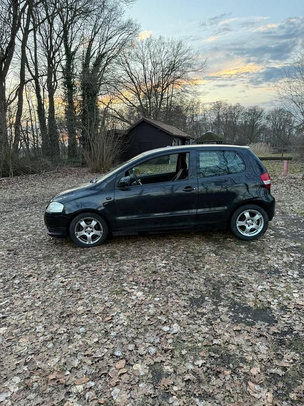 Second-hand VW Fox 54 CP (39 kW) 2004 Negru Hatchback