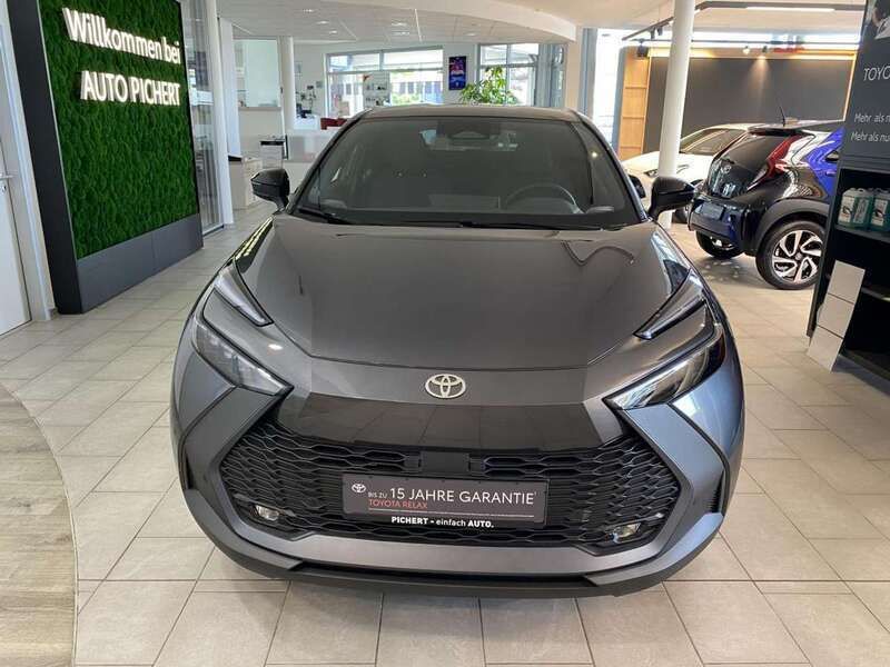 Grau (grey metallic (1g3)/ black (202)) Neu 2025 Toyota C-HR SUV | 39.400 € (Fairer Preis) - Bild 1/4