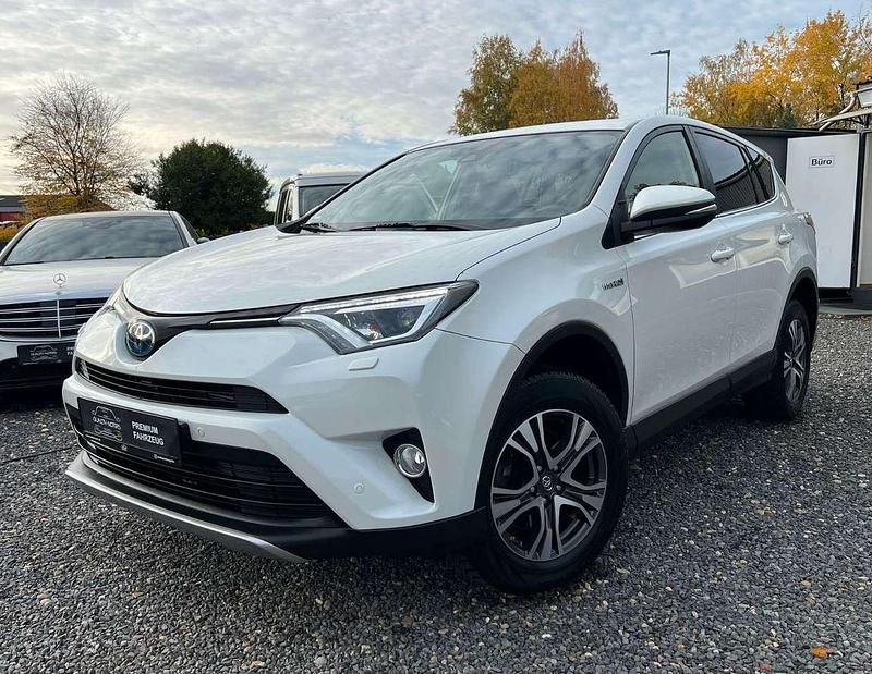 Weiß Gebraucht 2018 Toyota RAV4 Hybrid Team SUV | 20.590 € (Fairer Preis) - Bild 1/4