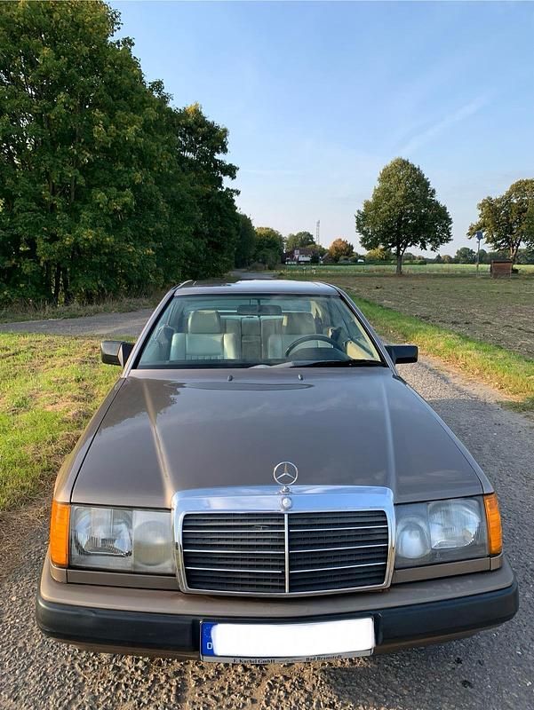 Braun Gebraucht 1988 Mercedes 230 Coupé | 7.300 € - Bild 1/4