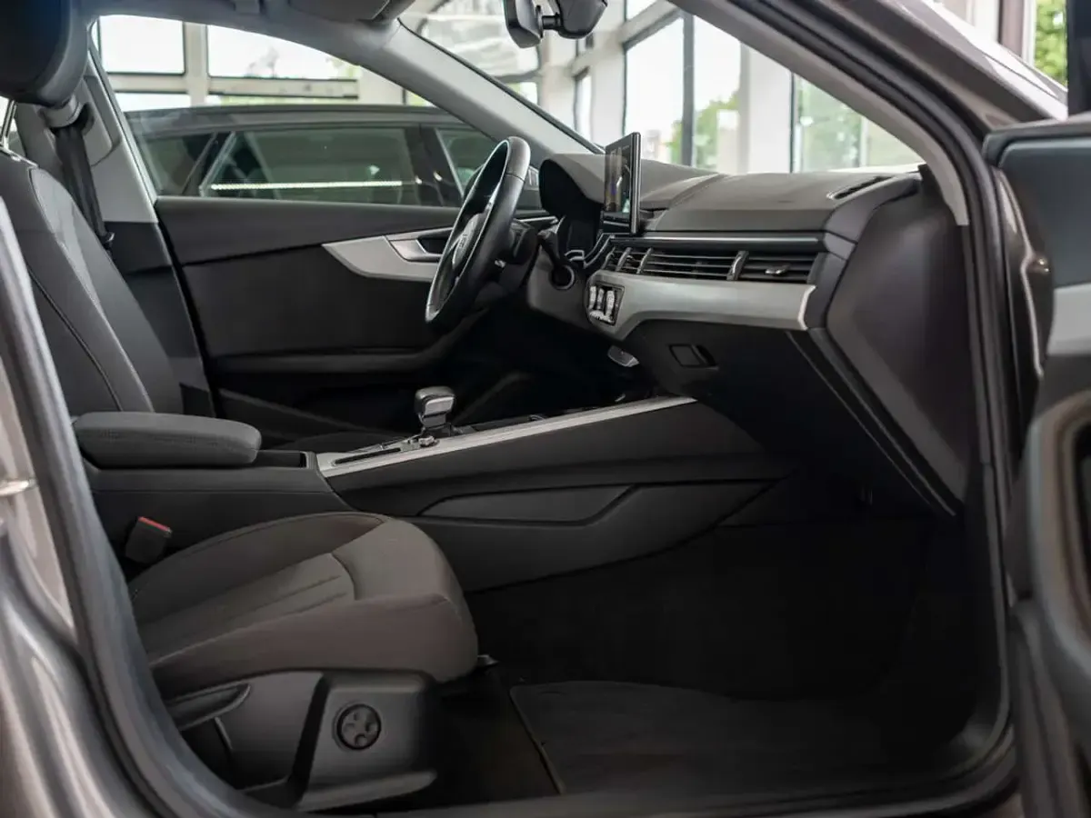 Gebraucht Audi A4 Ambiente 204 PS (150 kW) 2021 Terragrau metallic Kombi