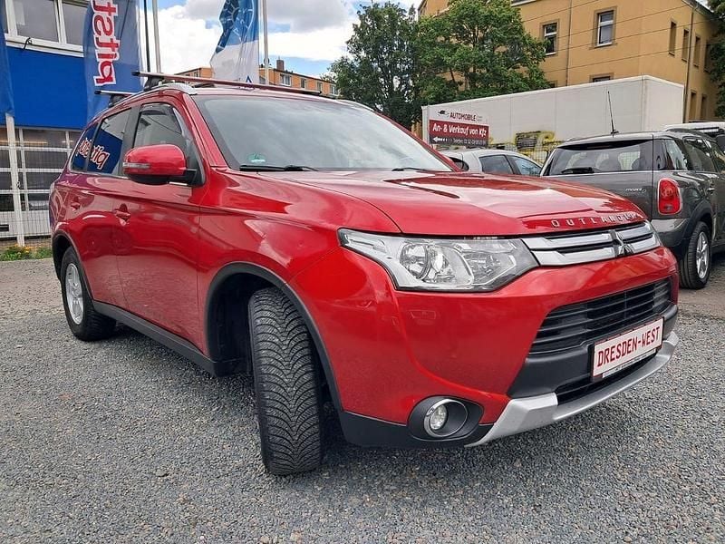 Rot Gebraucht 2015 Mitsubishi Outlander Classic Collection Plus SUV | 8.399 € (Fairer Preis) - Bild 1/4