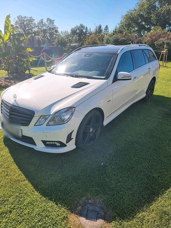 Weiß Gebraucht 2010 Mercedes E350 AMG line Kombi | 7.890 € (Superpreis) - Bild 1/4
