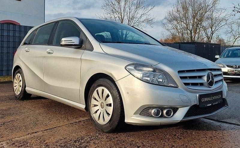 Gebraucht Mercedes B180 122 PS (89 kW) 2014 Silber Van / Kleinbus
