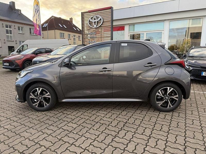 Neu Toyota Yaris Hybrid 116 PS (85 kW) 2025 Grau Limousine